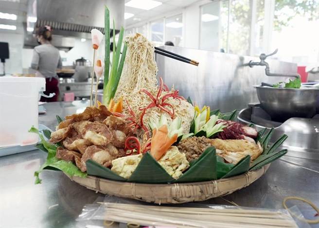 国际移民日台东新住民大秀美食、舞蹈，展现浓浓异国风情。（台东县政府提供）