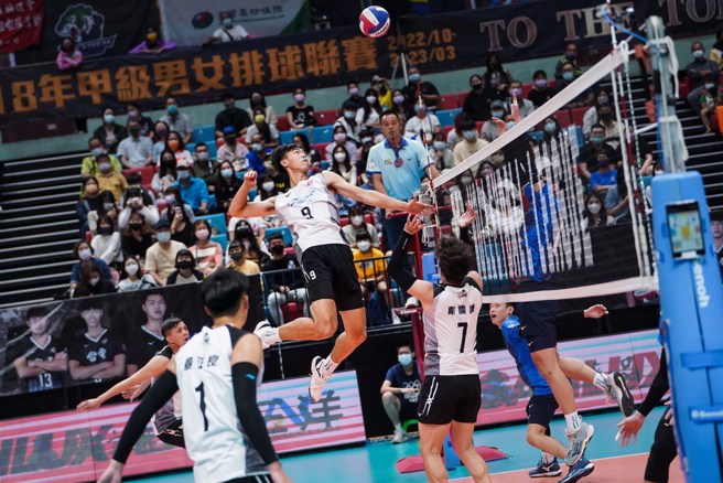 台电蔡沛彰高高跳起准备扣杀。(中华排协提供)