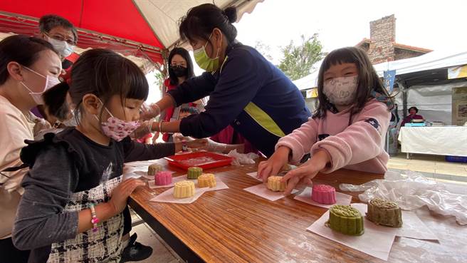活動以各種DIY體驗串場，讓與會親子家庭共同學習農村生活的智慧。(于家麒攝)