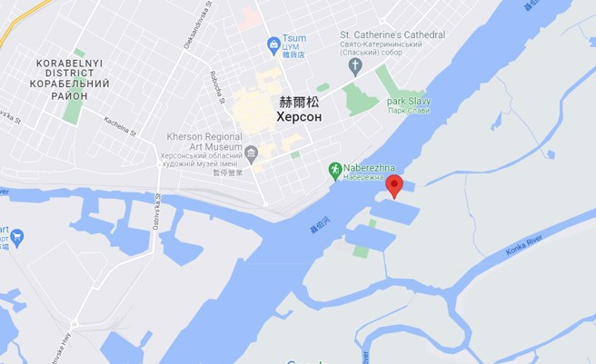 烏克蘭突擊隊的掛旗地點，就在刻松市(赫爾松市)的河對岸。(圖/Google Map)