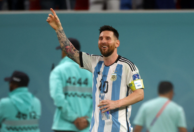 散发巨星魅力的梅西，澳洲球员也当起小球迷要求合照。(美联社)