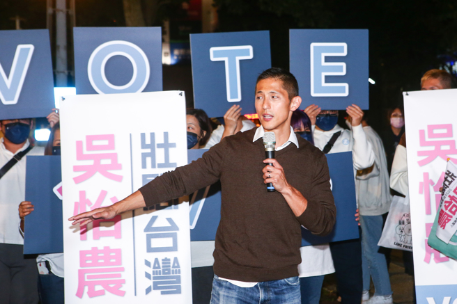 民进党徵召角逐台北市立委补选的吴怡农深陷黑道党员风暴，他4日晚间于剑南路站口举行街讲，许多民眾出席为他加油打气。吴怡农表示，他没时间回应这些谣言，请大家全力帮忙拉票。（邓博仁摄）