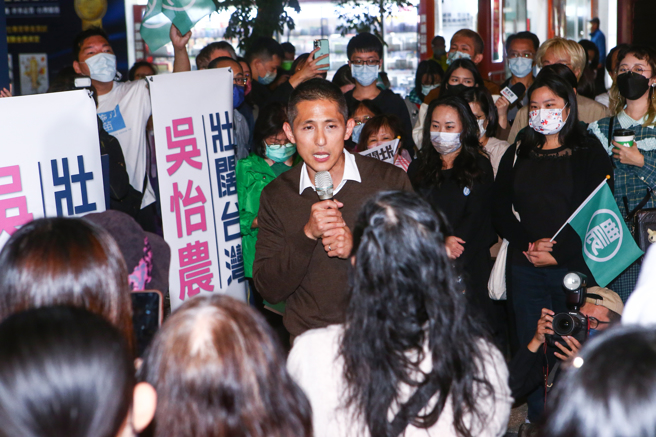 民进党徵召角逐台北市立委补选的吴怡农深陷黑道党员风暴，他4日晚间于剑南路站口举行街讲，许多民眾出席为他加油打气。吴怡农表示，他没时间回应这些谣言，请大家全力帮忙拉票。（邓博仁摄）