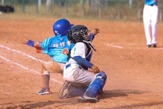新竹市科园国小杨恩杰盗本垒得分，觉得好爽。（徐生明棒球发展协会提供）