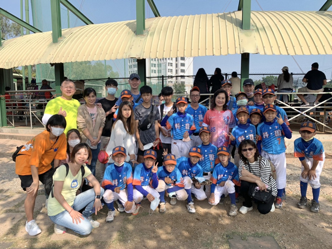 新竹市科园国小每次出赛，都有不少家长随行，今天赛后开心的和「师母」谢荣瑶合影。（徐生明棒球发展协会提供）