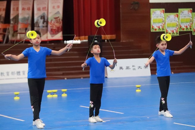 后龙国小三年级临时递补的萧丞恩（中）在大哥之间显得娇小。(民俗运动发展中心提供)