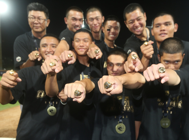 谷保家商夺下第10届中信杯黑豹旗冠军，教练、球员都获得专属冠军戒指。（陈怡诚摄）