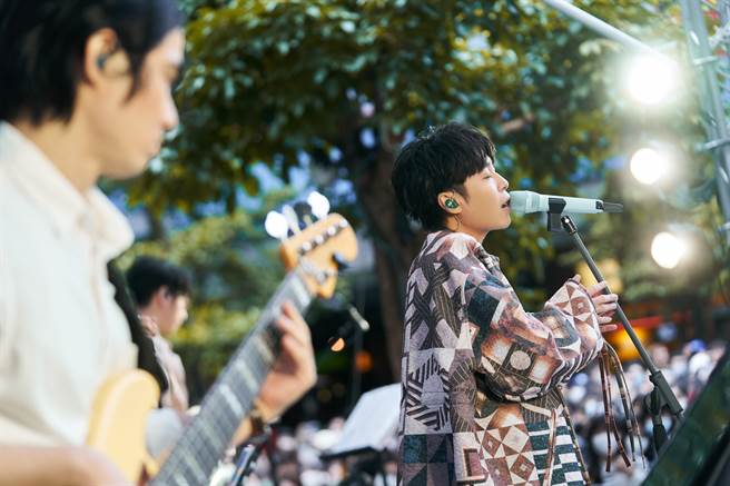 吴青峰献唱新专辑的歌曲，与歌迷共度悠閒下午时光。（环球音乐提供）