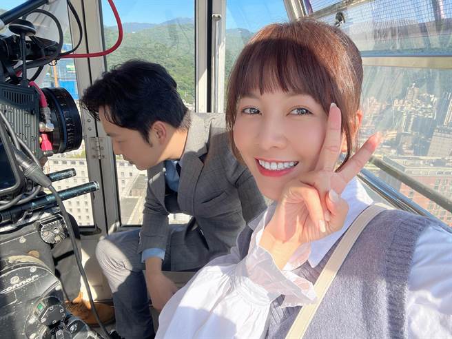 张书伟强忍惧高症，敬业与谢京颖搭摩天轮拍戏。（民视提供）