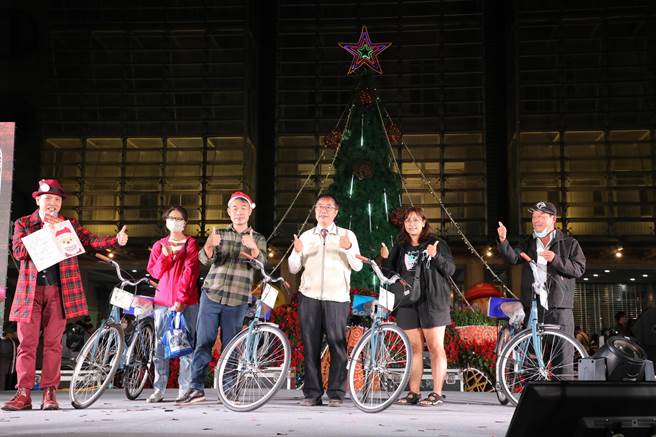 台南市民治市政中心广场4日晚间举办耶诞点灯活动，台南市长黄伟哲亲自点亮耶诞树。（台南市政府提供／程炳璋台南传真）