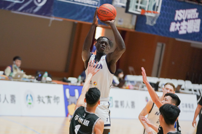 台湾艺大阿拉萨31分、28篮板。（大专体总提供）