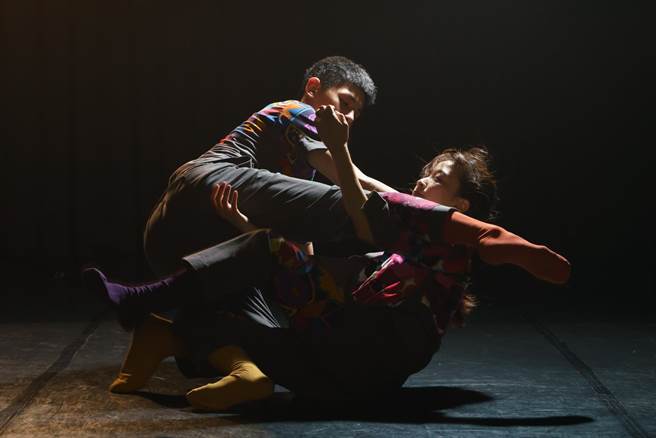 台灣舞者劉奕伶以作品《而且或者...》（《… and, or…》）拿下日本橫濱舞蹈大賽評審團大獎。（陳長志攝，艸雨田舞蹈劇場提供）