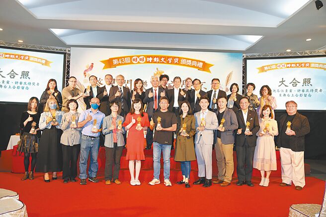 时报文学奖3日举行颁奖，各类奖项得主合影。图／本报系提供