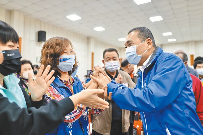 新北市长侯友宜利用假日出席土树三莺感恩茶会，感谢市民支持。（侯友宜竞选办公室提供／陈慰慈新北传真）