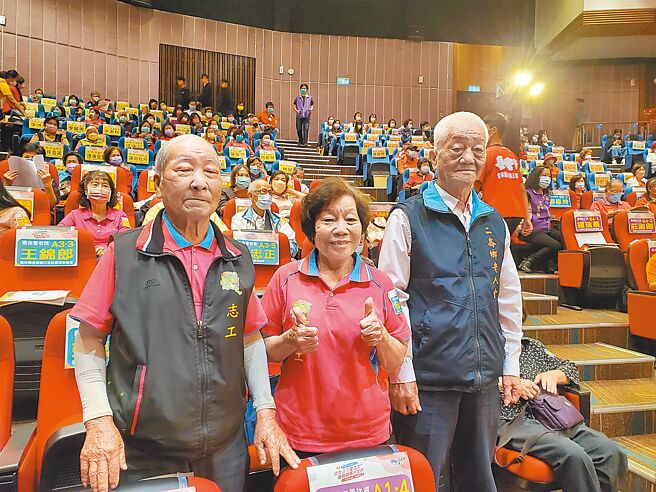云林县3日表扬志工，最佳耆老奖有10人，左起斗六八德社区的赖朝钦、徐吴峰、二崙老人会的廖万顺。（周丽兰摄）