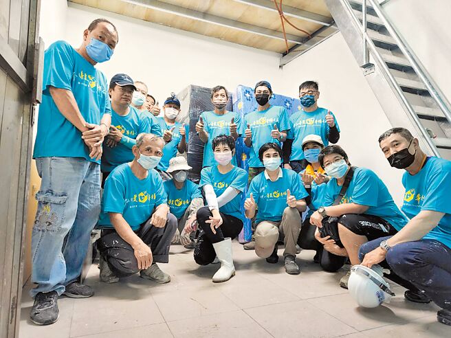 高雄市衡山基金会携手铨兴营造总经理洪克伦，昨日号召全体员工到阿丰家修缮房屋，修缮完成后，让阿丰一家人总算有了安稳的家。（衡山基金会提供／林雅惠传真）