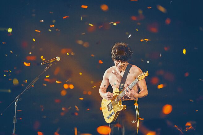 盧廣仲在演唱會上脫衣大秀肌肉，放送福利。（添翼創越工作室提供）