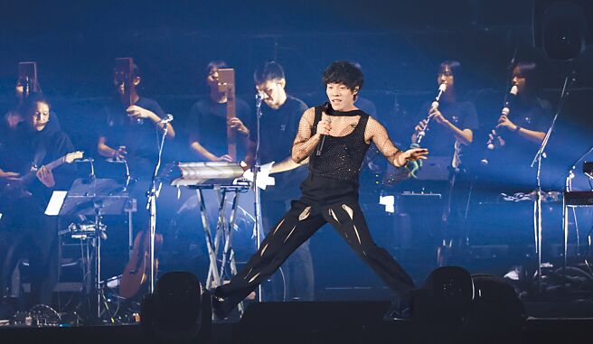 盧廣仲昨身披薄紗露出結實手臂，登蛋飆歌。（羅永銘攝）