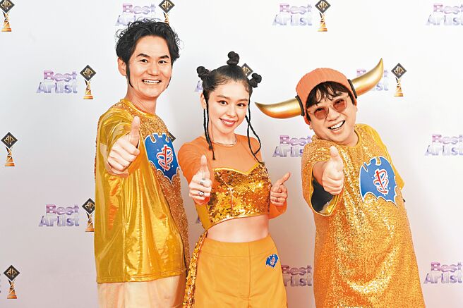 南原清隆（左起）、徐若瑄、天野博之昨登上日本电视台开唱，默契十足。（日本电视台提供）