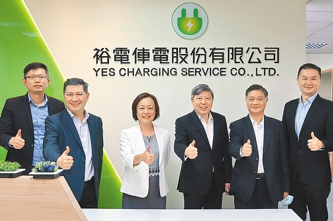 裕电俥电总经理高秀枝（左3）表示，现正积极将充电营运软体导入新加坡充电站场域，未来，Strides及YTL也规画开拓东南亚市场，裕电俥电也有机会以联盟之姿共同耕耘东南亚、纽西兰市场。（裕电俥电提供）
