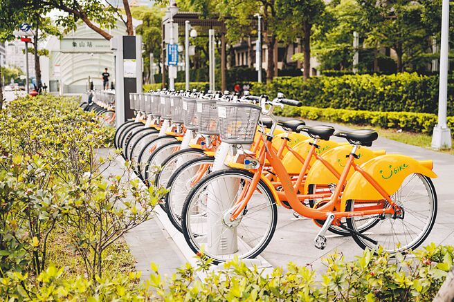 台北市在捷运象山站出口设置YouBike，方便民眾租用骑乘。（台北市政府交通局提供）