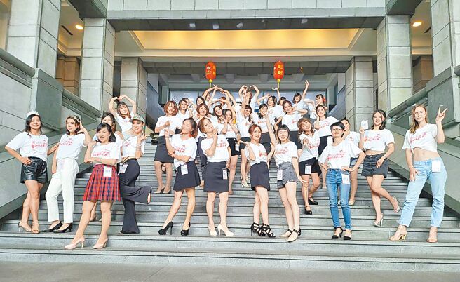 入选的佳丽分别以优雅、轻松、曼妙的姿态展现自我，藉由轻松、愉悦、无障碍的方式来进行各国文化交流，达到民族文化融合创新的新境界。（照片提供2022台湾新住民国际选美大会）