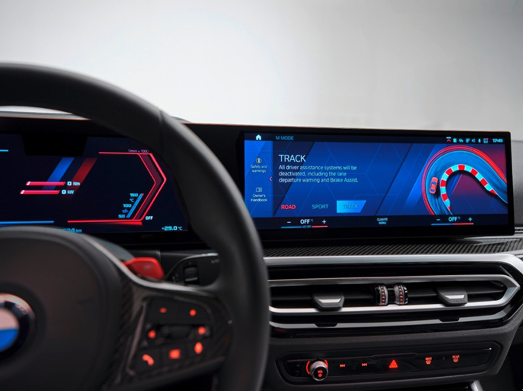 全新世代BMW M2標準配備M專業賽道駕駛及甩尾分析系統，選擇M MODE駕馭模式中的TRACK模式，車輛將暫停顯示駕駛輔助系統相關提醒，讓駕駛全心專注挑戰個人最佳紀錄。(汎德提供)
