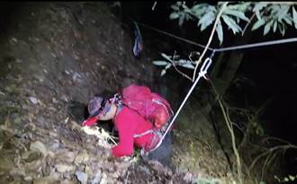 登山客失足滑落山坡卡在樹邊 消防弟兄漏夜救援