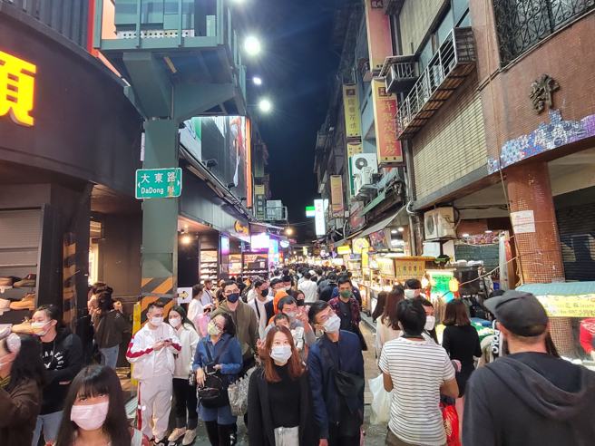 有網友周六到士林夜市發現人變多，他表示「現在假日的士林夜市人潮都回流了」。（圖／粉絲專頁我是北投人授權提供）