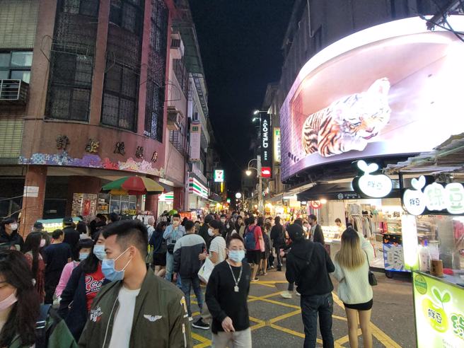 網友表示，士林夜市很多街巷都擠滿人潮。（圖／粉絲專頁我是北投人授權提供）

