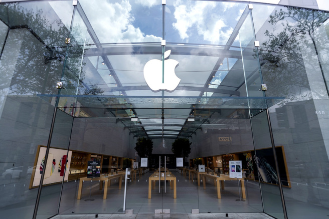 加州帕罗奥图一间苹果专卖店在光天化日下被2名歹徒行窃，顾客想阻挡，不过员工表示「让他们抢」。（资料照／TPG、达志影像）