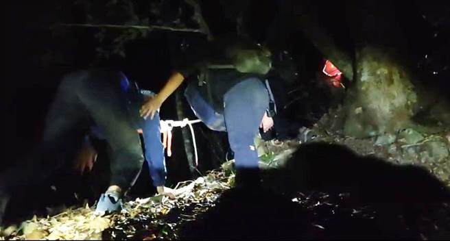 搜救人員運用橫渡方式接觸傷者，經檢視後傷患意識清醒，意識清楚可以行走。（消防局第二大隊提供）