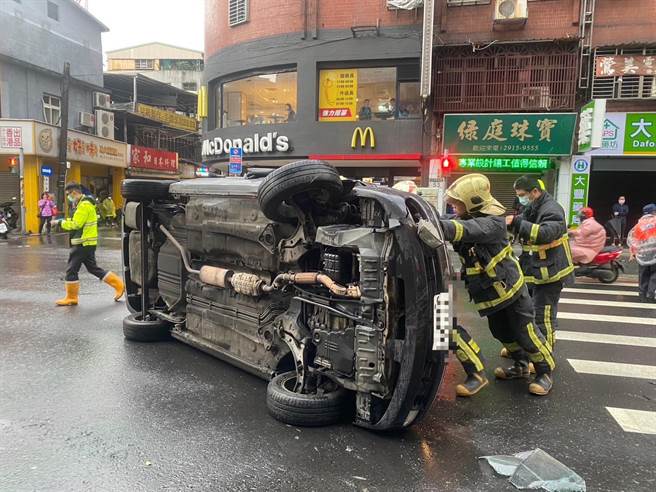 新店北新路三段發生2車擦撞翻覆事故。（民眾提供）
