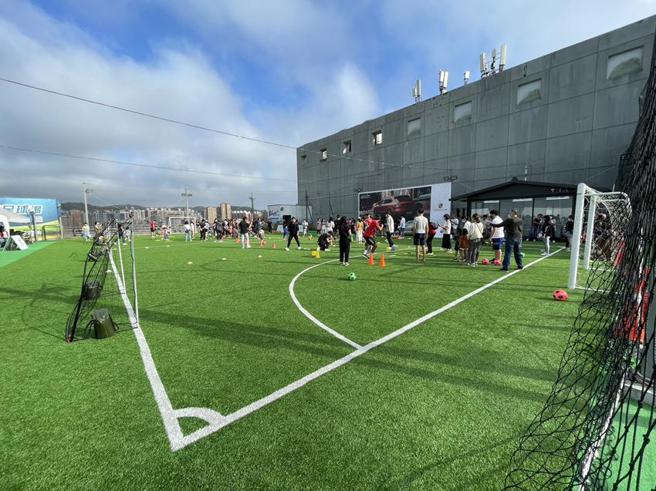 （台茂购物中心将顶楼停车位打造为迷你足球场，打造为休閒娱乐体验型的购物中心。图／台茂提供）
