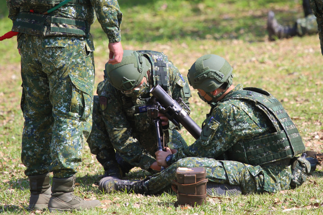 役政署提醒，93年次出生的男子，明年（112年）已達到徵兵年齡，出國前一個月內須提出事先申請。（示意圖，中時資料照，張鎧乙攝）
