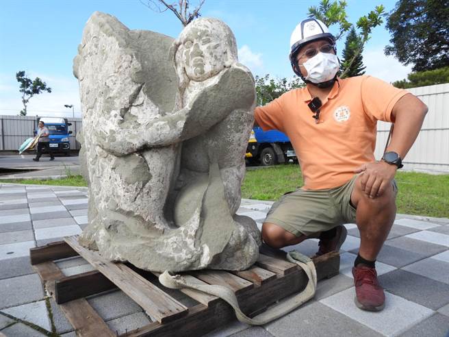 花莲市知名地标石来运转喷泉广场进行基座清洗修补工程期间，竟挖出一座日据时期的「金太郎抱鲤鱼」石像，迄今已逾80年歷史，让文史工作者相当兴奋。（罗亦晽摄）