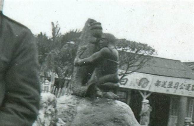 花莲市石来运转喷泉广场于日据时期为一座花圃，当时日本政府因应花莲港完工，欲推广观光，便在该处建置喷水池，并在中间放置高约1.5米的「金太郎抱鲤鱼」石像作为吉祥意象，不过学术界则认为，石像应为中国古代吉祥图案「童子抱鲤」的塑像，象徵年年有余。（文史工作者黄家荣提供／罗亦晽花莲传真）