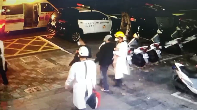 高雄63岁苏姓男子不满女友遭林姓男子辱骂，5日凌晨1点多在鼓山区建荣路一路持棍棒追打林男，双方挂彩后还走内惟派出所求救。（高市鼓山分局提供／袁庭尧高雄传真）