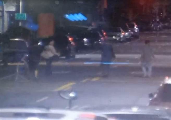 苏姓男子与林姓男子双方在大马路上混战。（高市鼓山分局提供／袁庭尧高雄传真）