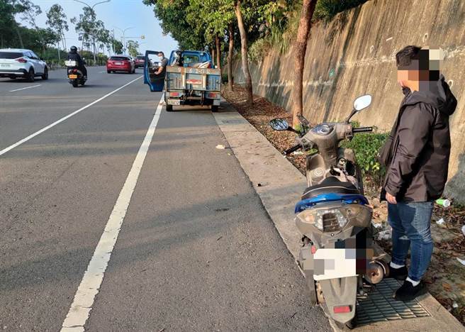 男大學生返校途中遇機車故障，后里員警主動熱心助脫困。（警方提供）