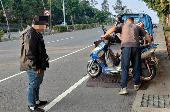 男大學生返校途中遇機車故障，后里員警主動熱心助脫困。（警方提供）