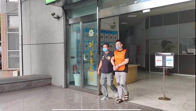 经过警方循线调查，将车手集团首脑涂男逮捕，依诈欺罪、洗钱防制法移送高雄地检署侦办。（翻摄照片／崔正纲高雄传真）