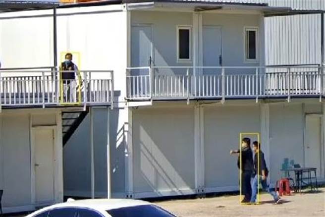 警方前往工地组合屋，将涂男逮捕。（翻摄照片／崔正纲高雄传真）