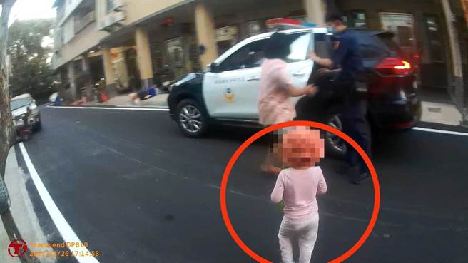 女童公园玩耍时与家人走失，警方协助找人。(警方提供)