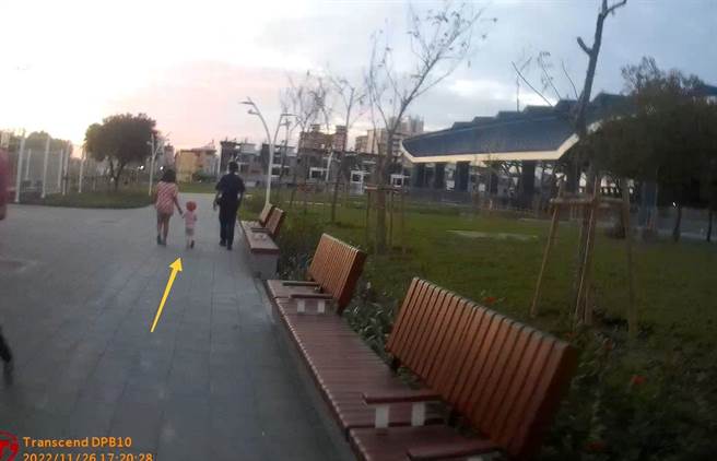 女童公园玩耍时与家人走失，警方协助找人。(警方提供)