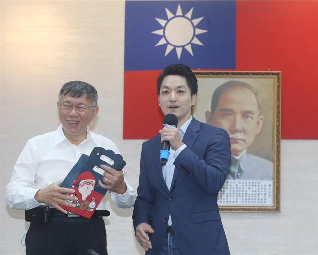 台北市长柯文哲（左）、市长当选人蒋万安（右）出席臺北市市政5日举行政交流暨交接讨论会，两人互赠礼物。（陈怡诚摄）