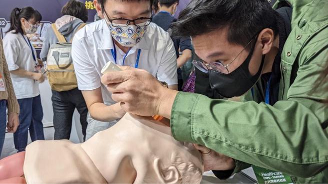 辅大医学院呼吸治疗学系教大家实作如何抢救无法自主呼吸的患者（图/品观点提供）