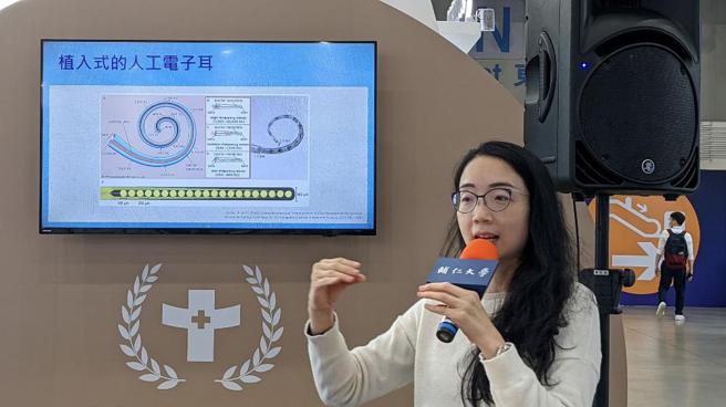 辅大医院耳鼻喉科卓筱芸主任在医疗科技展介绍重度听障患者的福音--人工电子耳，新知讲座吸引了许多人驻足聆听（图/品观点提供）