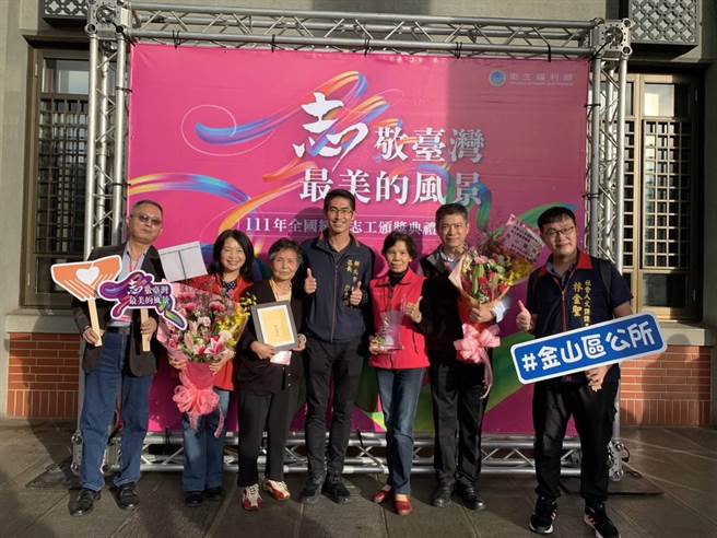 金山区长与获奖志工李王宝琴及顏丽娟合影。（金山区公所提供）