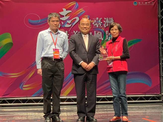 金山区公所志工李王宝琴荣获卫生福利志工特殊贡献奖。（金山区公所提供）